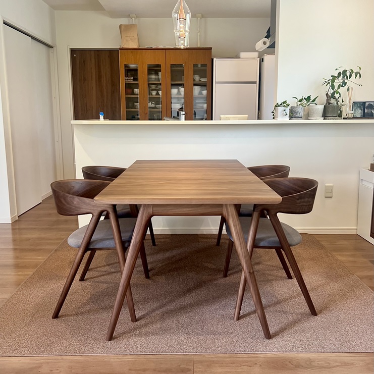 綺麗なデザイン性のダイニングセットHARP